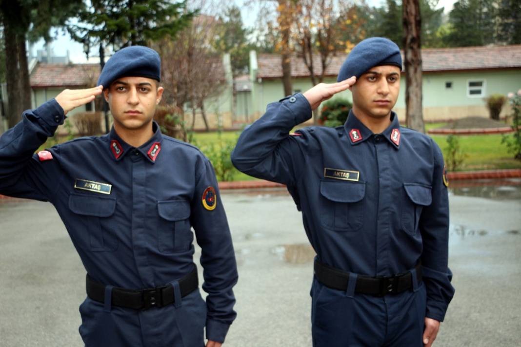 Kışladaki dört ikiz kardeş askeri, komutanları ayırt etmekte zorlanıyor 9